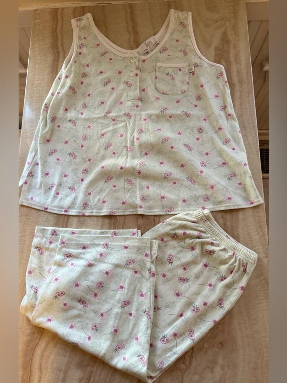 NWOT SZ MEDIUM KAREN NEUBERGER SUMMER PJ SET

MINT GREEN W/PINK FLOWERS 💚🌸